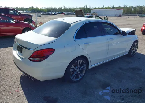 2016 Mercedes-Benz C 300 Luxury/Sport z USA, uszkodzony, nr VIN 55SWF4JB3GU155524